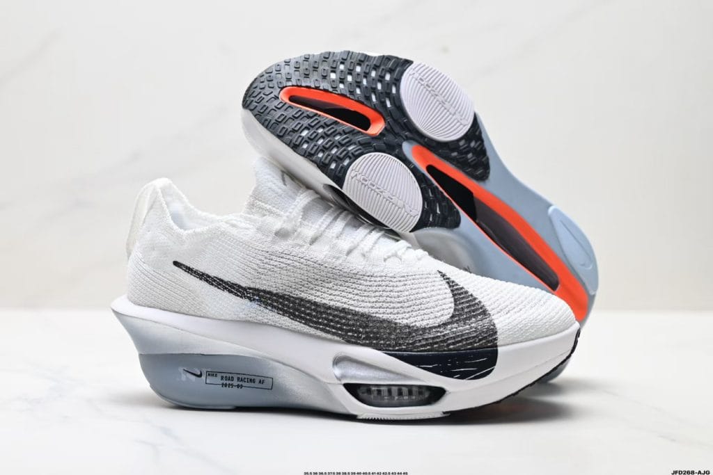 textured laces and tongue padding detail