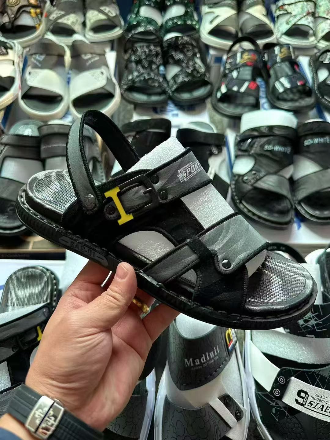 Beach Sandals Size 38-45 | 20,000 Pairs Ready Stock | Year-Round Supply 1 Beach sandals size 38-45, 20000 pairs ready stock, summer footwear supply