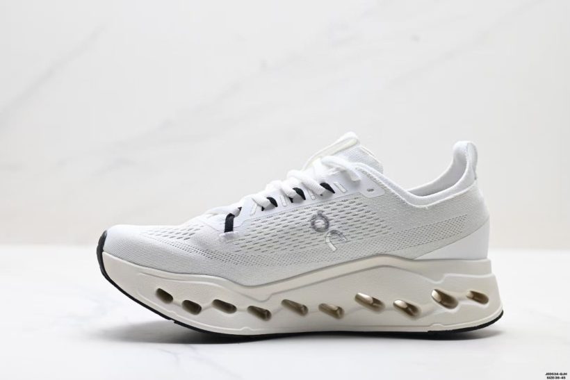 On Cloudsurfer Max low-top running shoes - side view