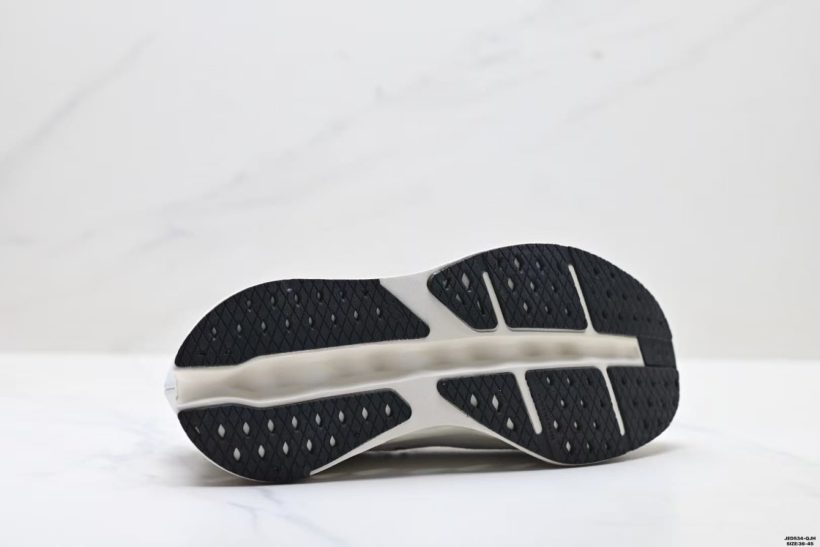 About Us - On Cloudsurfer Max On Cloudsurfer Max low-top running shoes Why On Cloudsurfer Max is a lightweight everyday running shoe