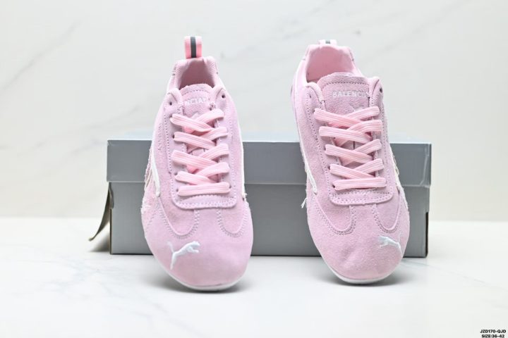 About Us - PUMA Speedcat Plus PUMA Speedcat Plus <strong data-start="86" data-end="108">PUMA Speedcat Plus</strong> blends sleek sporty style with premium comfort for everyday wear. The full-suede upper with supportive overlays delivers a refined look, while the SoftFoam+ insole adds soft cushioning for all-day comfort.