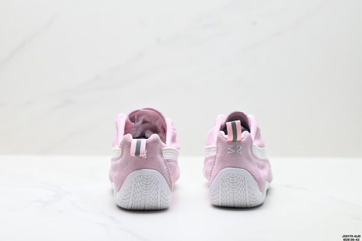 About Us - PUMA Speedcat Plus PUMA Speedcat Plus <strong data-start="86" data-end="108">PUMA Speedcat Plus</strong> blends sleek sporty style with premium comfort for everyday wear. The full-suede upper with supportive overlays delivers a refined look, while the SoftFoam+ insole adds soft cushioning for all-day comfort.