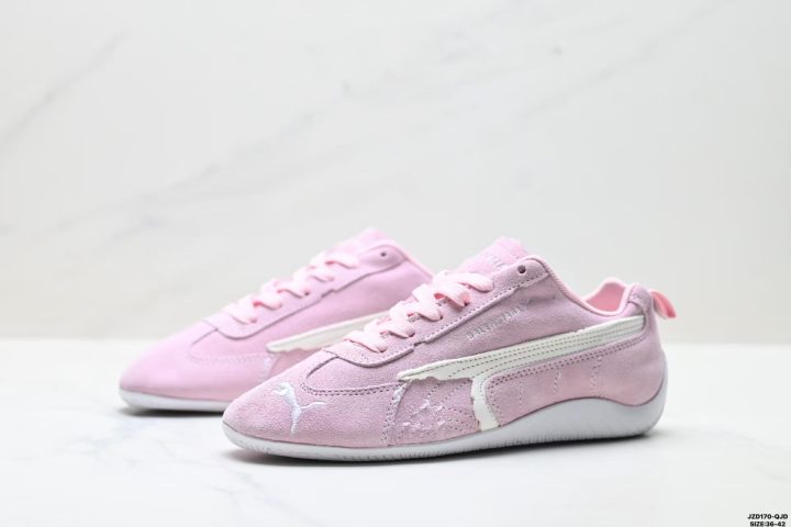 About Us - PUMA Speedcat Plus PUMA Speedcat Plus <strong data-start="86" data-end="108">PUMA Speedcat Plus</strong> blends sleek sporty style with premium comfort for everyday wear. The full-suede upper with supportive overlays delivers a refined look, while the SoftFoam+ insole adds soft cushioning for all-day comfort.