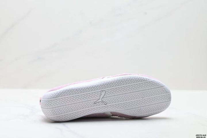 About Us - PUMA Speedcat Plus PUMA Speedcat Plus <strong data-start="86" data-end="108">PUMA Speedcat Plus</strong> blends sleek sporty style with premium comfort for everyday wear. The full-suede upper with supportive overlays delivers a refined look, while the SoftFoam+ insole adds soft cushioning for all-day comfort.