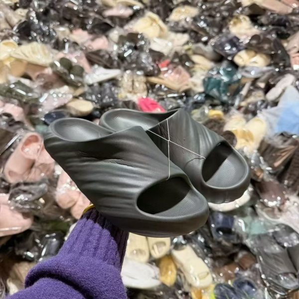 Thick sole slippers size 36-45, daily slip-on footwear, RMB 3 per pair