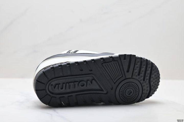 About Us - LV Trainer Maxi Low Sneaker LV Trainer Maxi Low Sneaker The <strong data-start="587" data-end="618">LV Trainer Maxi Low Sneaker</strong> delivers a bold “maxi” low-top look with an easy streetwear vibe. A chunky silhouette adds standout style