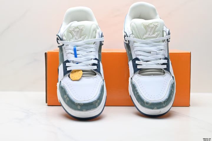 LV Trainer Sneaker Low 18 About Us - LV Trainer Sneaker Low LV Trainer Sneaker Low <strong data-start="609" data-end="635">LV Trainer Sneaker Low</strong> delivers a clean, versatile low-top look made for everyday street styling. Designed for easy matching with jeans, cargos, or athleisure, it offers a comfortable step-in feel and a durable outsole for daily walking. The silhouette keeps a premium, fashion-forward vibe while staying wearable for travel and casual routines. EU 40–44.<br data-start="968" data-end="971" />ID: DRD129-JZG