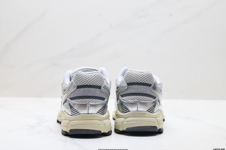 About Us - MIZUNO SPEED 2K MIZUNO SPEED 2K <strong data-start="515" data-end="534">MIZUNO SPEED 2K</strong> is a unisex city-outdoor lifestyle runner made for training, travel, and everyday wear. An engineered mesh upper balances breathability and durability, while MIZUNO ENERZY foam delivers soft, responsive cushioning.