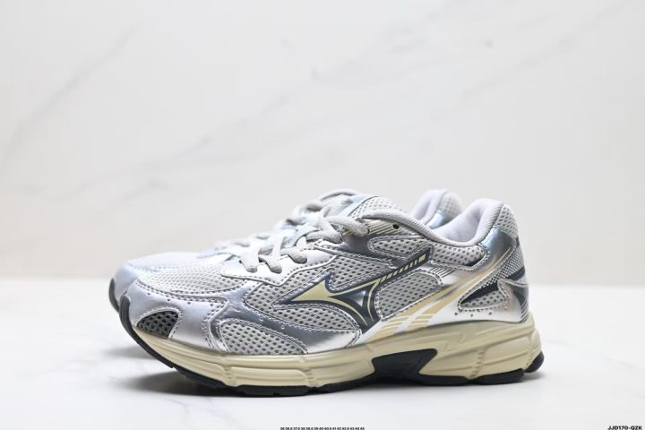 About Us - MIZUNO SPEED 2K MIZUNO SPEED 2K <strong data-start="515" data-end="534">MIZUNO SPEED 2K</strong> is a unisex city-outdoor lifestyle runner made for training, travel, and everyday wear. An engineered mesh upper balances breathability and durability, while MIZUNO ENERZY foam delivers soft, responsive cushioning.