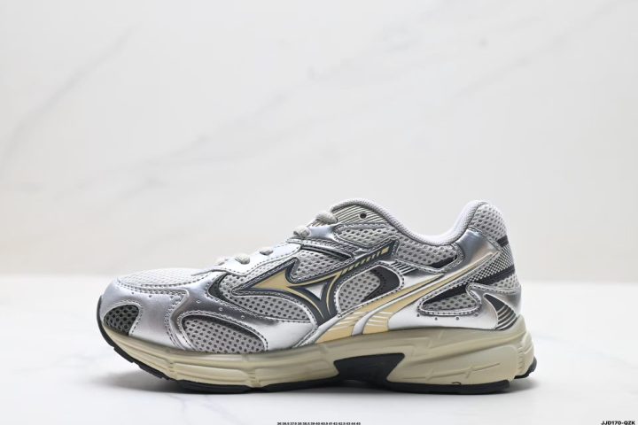 About Us - MIZUNO SPEED 2K MIZUNO SPEED 2K <strong data-start="515" data-end="534">MIZUNO SPEED 2K</strong> is a unisex city-outdoor lifestyle runner made for training, travel, and everyday wear. An engineered mesh upper balances breathability and durability, while MIZUNO ENERZY foam delivers soft, responsive cushioning.