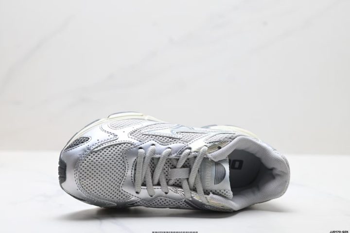 About Us - MIZUNO SPEED 2K MIZUNO SPEED 2K <strong data-start="515" data-end="534">MIZUNO SPEED 2K</strong> is a unisex city-outdoor lifestyle runner made for training, travel, and everyday wear. An engineered mesh upper balances breathability and durability, while MIZUNO ENERZY foam delivers soft, responsive cushioning.