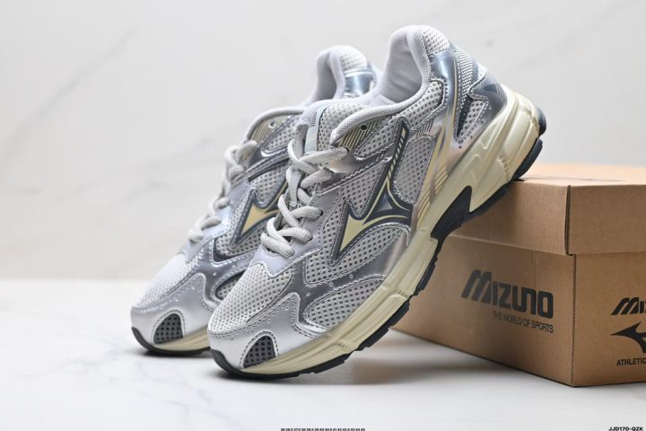 About Us - MIZUNO SPEED 2K MIZUNO SPEED 2K <strong data-start="515" data-end="534">MIZUNO SPEED 2K</strong> is a unisex city-outdoor lifestyle runner made for training, travel, and everyday wear. An engineered mesh upper balances breathability and durability, while MIZUNO ENERZY foam delivers soft, responsive cushioning.