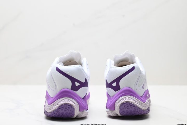 Mizuno Wave Lightning Z8 low-top fit collar detail