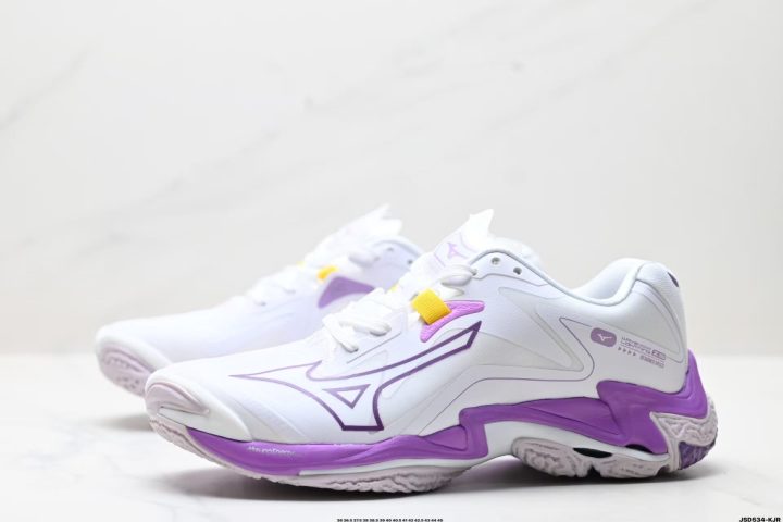 Mizuno Wave Lightning Z8 side view 1GC240010