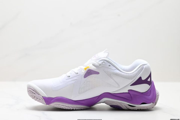 About Us - Mizuno Wave Lightning Z8 Mizuno Wave Lightning Z8 <strong data-start="662" data-end="690">Mizuno Wave Lightning Z8</strong> is a low-top training shoe made for fast indoor movement and everyday sport styling. Built for comfort and stability, it offers a secure fit for quick direction changes