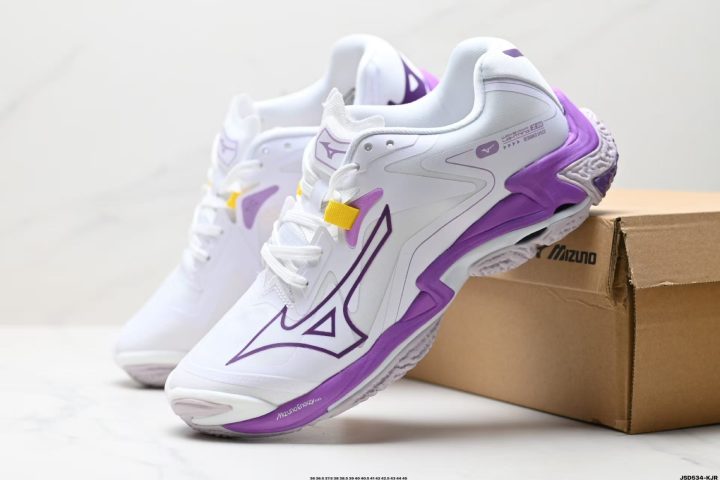 About Us - Mizuno Wave Lightning Z8 Mizuno Wave Lightning Z8 <strong data-start="662" data-end="690">Mizuno Wave Lightning Z8</strong> is a low-top training shoe made for fast indoor movement and everyday sport styling. Built for comfort and stability, it offers a secure fit for quick direction changes