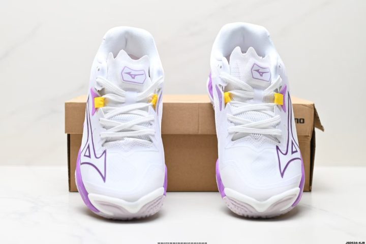 About Us - Mizuno Wave Lightning Z8 Mizuno Wave Lightning Z8 <strong data-start="662" data-end="690">Mizuno Wave Lightning Z8</strong> is a low-top training shoe made for fast indoor movement and everyday sport styling. Built for comfort and stability, it offers a secure fit for quick direction changes