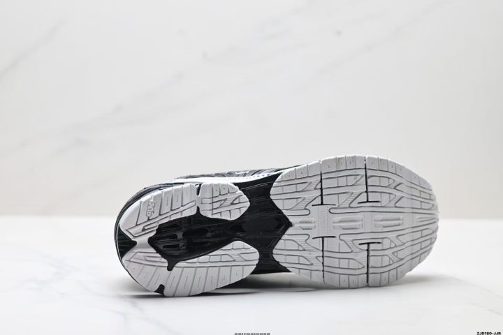 About Us - Mizuno Wave Prophecy LS Mizuno Wave Prophecy LS <strong data-start="562" data-end="589">Mizuno Wave Prophecy LS</strong> is a low-top lifestyle sneaker built for comfort, support, and everyday versatility. A textile and synthetic leather upper keeps the look clean while adding durability.