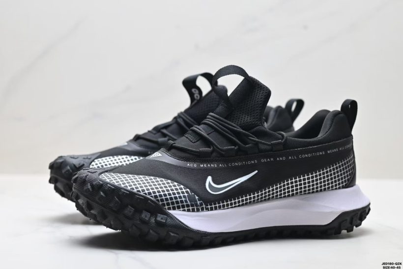 NIKE ACG Mountain Fly GTX 7 NIKE ACG Mountain Fly GTX reflective upper detail