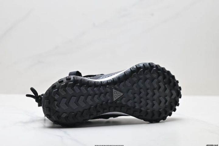About Us - NIKE ACG Mountain Fly Low GTX NIKE ACG Mountain Fly Low GTX <strong data-start="598" data-end="631">NIKE ACG Mountain Fly Low GTX</strong> is a low-top trail sneaker made for outdoor movement with an easy, city-wearable feel. A lightweight upper with reflective details and webbing-style eyelets supports a secure fit