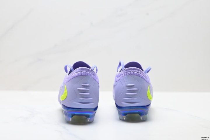 About Us - Nike Phantom 6 Low Elite AG Nike Phantom 6 Low Elite AG The <strong data-start="570" data-end="601">Nike Phantom 6 Low Elite AG</strong> is built for quick moves and confident ball contact. Its ultra-light, upgraded wrap fit supports fast starts and sharp cuts, while the slightly elastic toe helps you accelerate smoothly