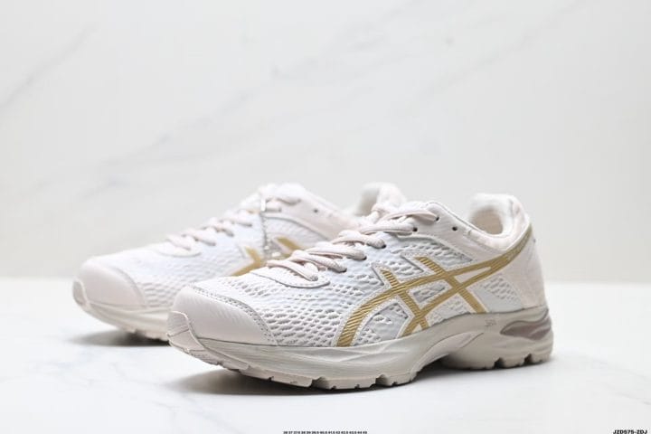 ASICS Gel-Flux CN double-layer mesh upper close up