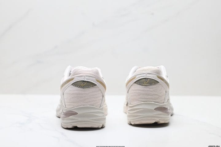 About Us - ASICS Gel-Flux CN ASICS Gel-Flux CN <strong data-start="533" data-end="554">ASICS Gel-Flux CN</strong> is a breathable, lightweight running shoe built for daily road miles and casual sport styling. A double-layer engineered mesh upper improves airflow and comfort, while visible 3D GEL cushioning helps soften impact.