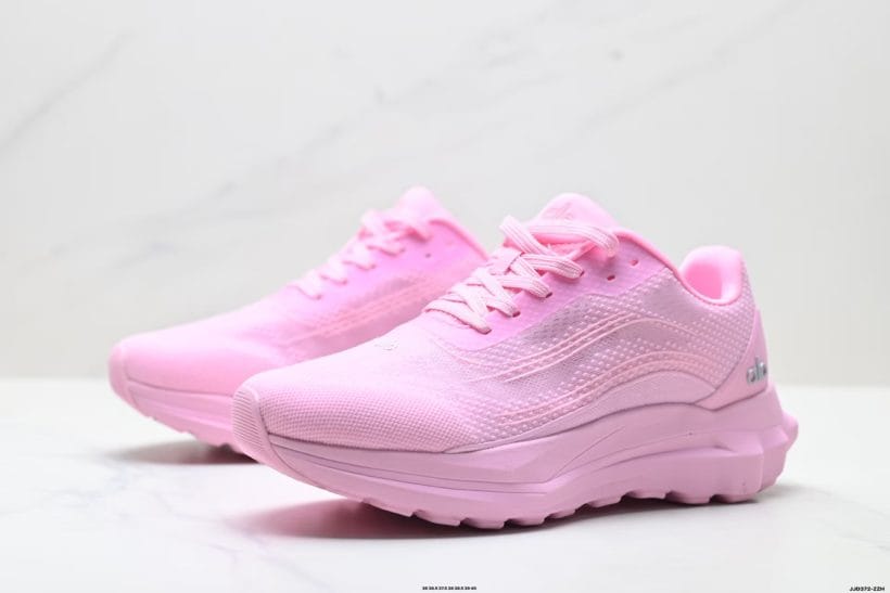 Alo Yoga Alo Runner breathable mesh upper details