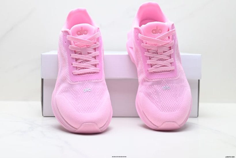 About Us - Alo Yoga Alo Runner Alo Yoga Alo Runner <strong><span dir="auto" style="vertical-align: inherit;"><span dir="auto" style="vertical-align: inherit;"><span dir="auto" style="vertical-align: inherit;"><span dir="auto" style="vertical-align: inherit;">The Alo Yoga Alo Runner (A0590U)</span></span></span></span></strong><span dir="auto" style="vertical-align: inherit;"><span dir="auto" style="vertical-align: inherit;"><span dir="auto" style="vertical-align: inherit;"><span dir="auto" style="vertical-align: inherit;"> is a versatile low-top running shoe designed for urban commuting, light training, and everyday wear. A breathable mesh upper facilitates airflow, while a cushioned midsole helps absorb impact during long walks and stable runs.</span></span></span></span>