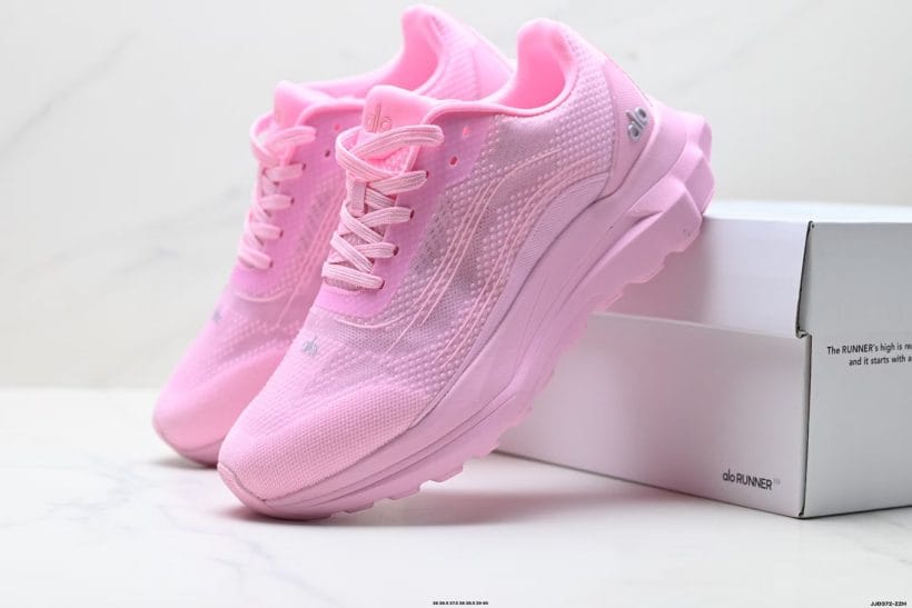 About Us - Alo Yoga Alo Runner Alo Yoga Alo Runner <strong><span dir="auto" style="vertical-align: inherit;"><span dir="auto" style="vertical-align: inherit;"><span dir="auto" style="vertical-align: inherit;"><span dir="auto" style="vertical-align: inherit;">The Alo Yoga Alo Runner (A0590U)</span></span></span></span></strong><span dir="auto" style="vertical-align: inherit;"><span dir="auto" style="vertical-align: inherit;"><span dir="auto" style="vertical-align: inherit;"><span dir="auto" style="vertical-align: inherit;"> is a versatile low-top running shoe designed for urban commuting, light training, and everyday wear. A breathable mesh upper facilitates airflow, while a cushioned midsole helps absorb impact during long walks and stable runs.</span></span></span></span>