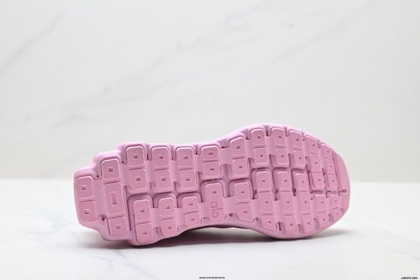 About Us - Alo Yoga Alo Runner Alo Yoga Alo Runner <strong><span dir="auto" style="vertical-align: inherit;"><span dir="auto" style="vertical-align: inherit;"><span dir="auto" style="vertical-align: inherit;"><span dir="auto" style="vertical-align: inherit;">The Alo Yoga Alo Runner (A0590U)</span></span></span></span></strong><span dir="auto" style="vertical-align: inherit;"><span dir="auto" style="vertical-align: inherit;"><span dir="auto" style="vertical-align: inherit;"><span dir="auto" style="vertical-align: inherit;"> is a versatile low-top running shoe designed for urban commuting, light training, and everyday wear. A breathable mesh upper facilitates airflow, while a cushioned midsole helps absorb impact during long walks and stable runs.</span></span></span></span>