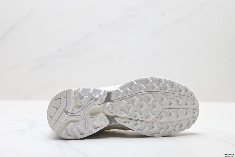 About Us - SALOMON XT-WHISPER SALOMON XT-WHISPER <strong>SALOMON XT-WHISPER</strong> is a low-top running sneaker built for comfort, shock absorption, and confident traction on mixed surfaces. The <strong>SensiFit</strong> upper wraps the foot for a secure fit, while the <strong>3D Advanced Chassis</strong> adds stability and protection on uneven ground.