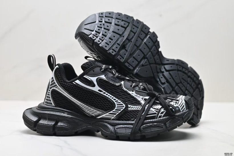 Balenciaga 货舱侧视图 