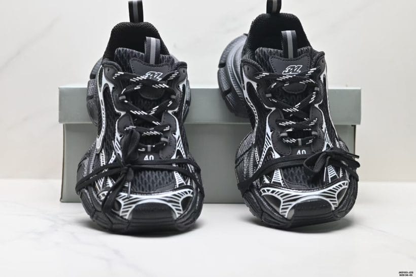  Balenciaga Cargo 层叠式鞋面细节