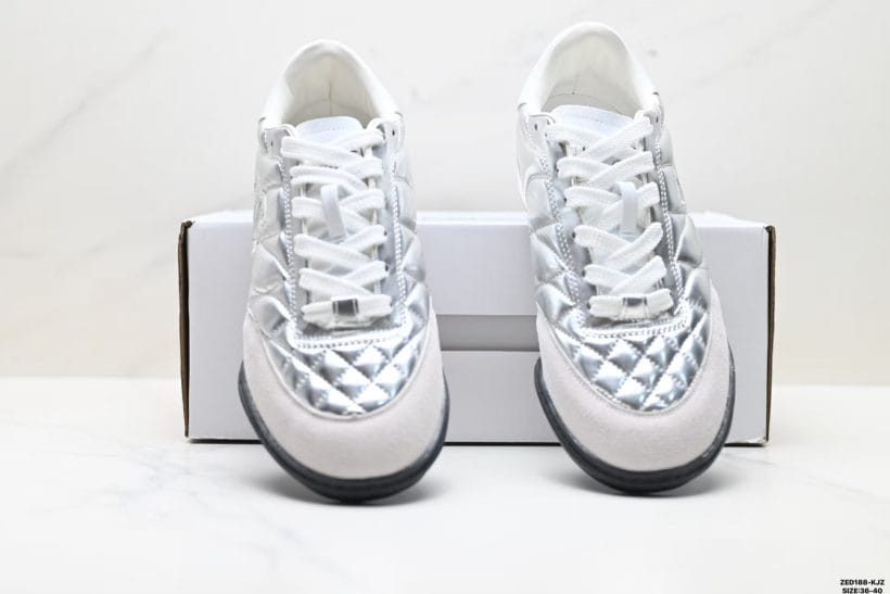 About Us - CHANEL 24A Quilted Leather Low-Top Casual Shoes